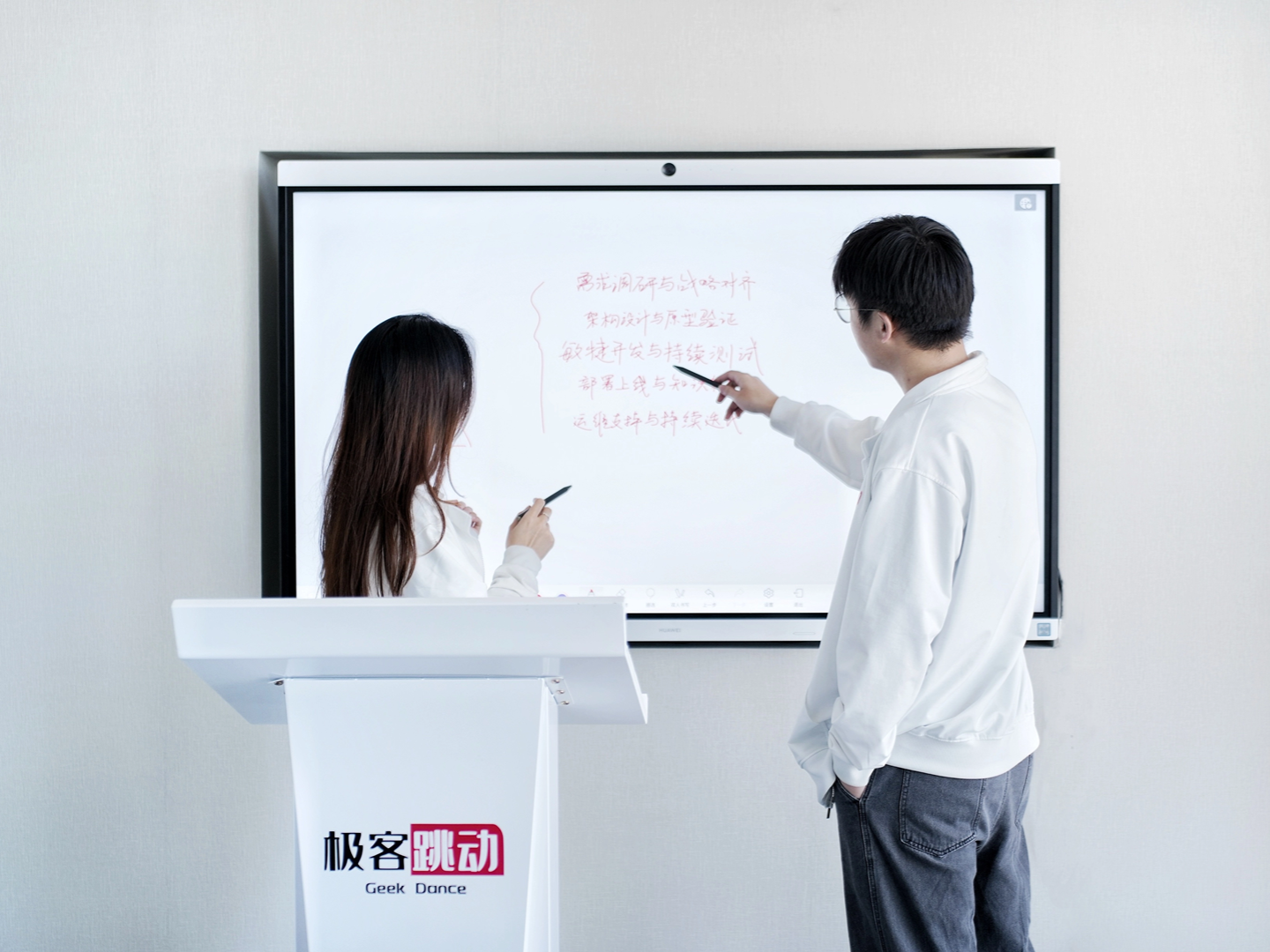 1.软件定制开发：赋能企业数字化转型的核心引擎